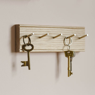 oak key rack with 5 metal keyring posts
