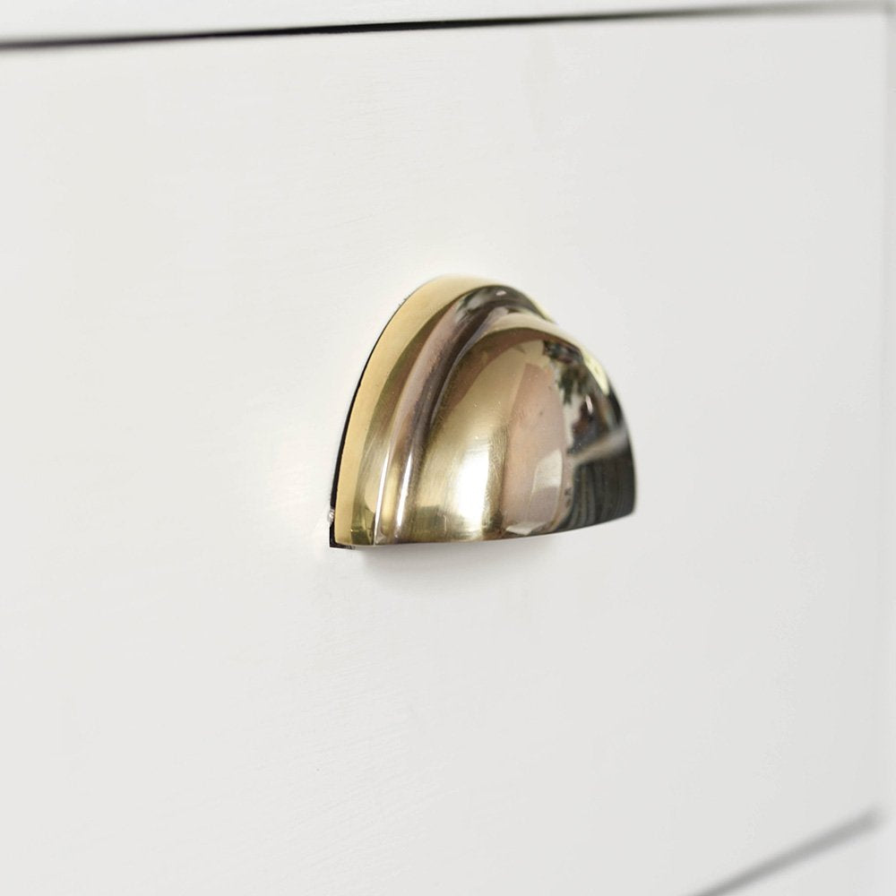 a Side profile of the regency concealed drawer pull