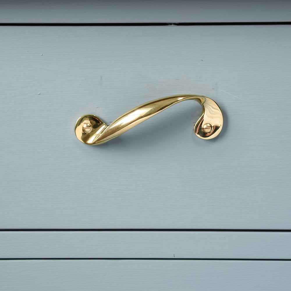 Brass drawer pull - Curved pull handle - Twisting handle