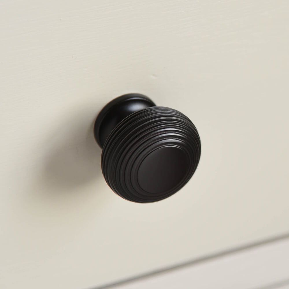 Cupboard knob in solid bronze on chest of drawers