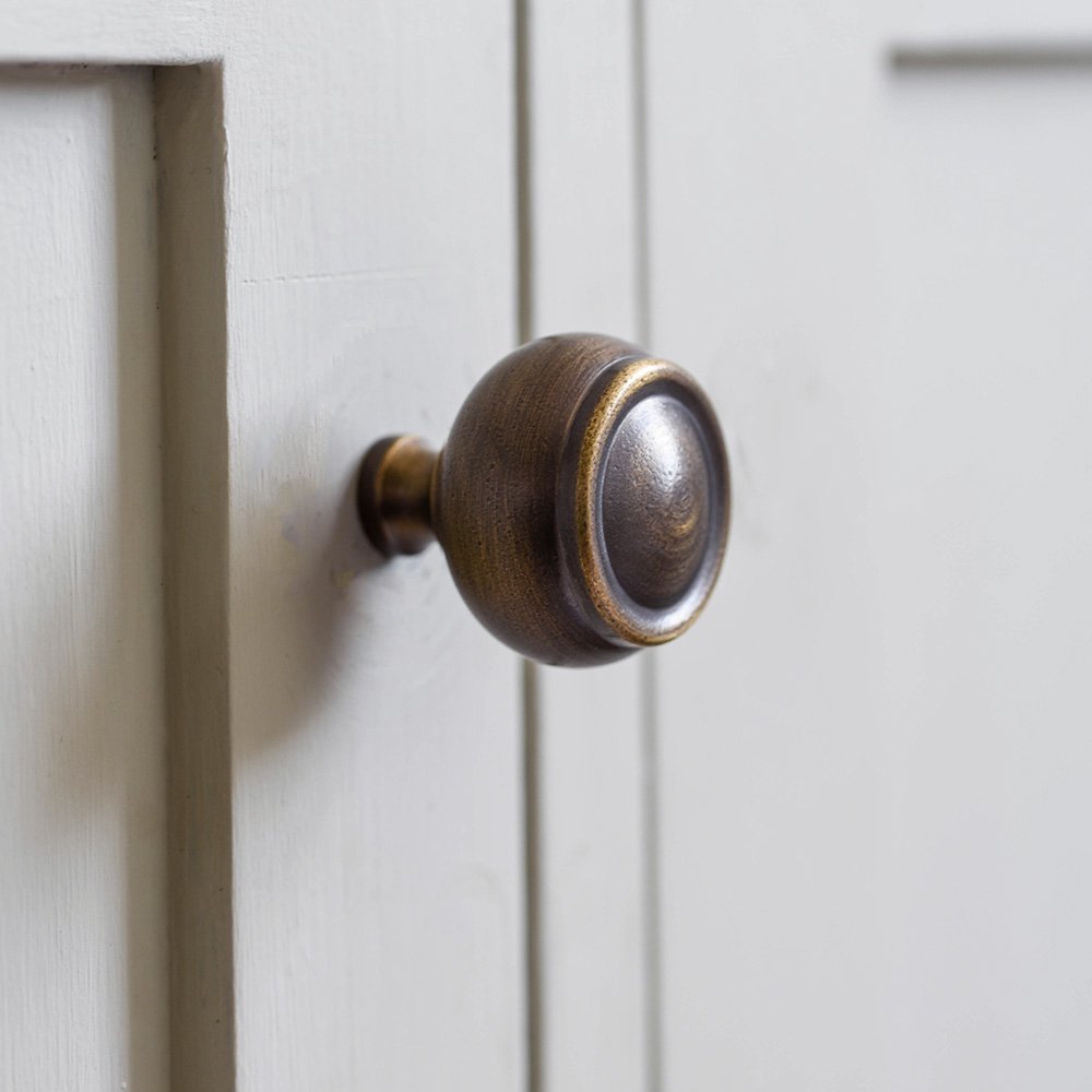 Ball shaped cabinet knob with ridged flat top
