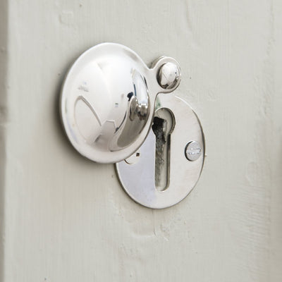 Keyhole escutcheon with moving cover