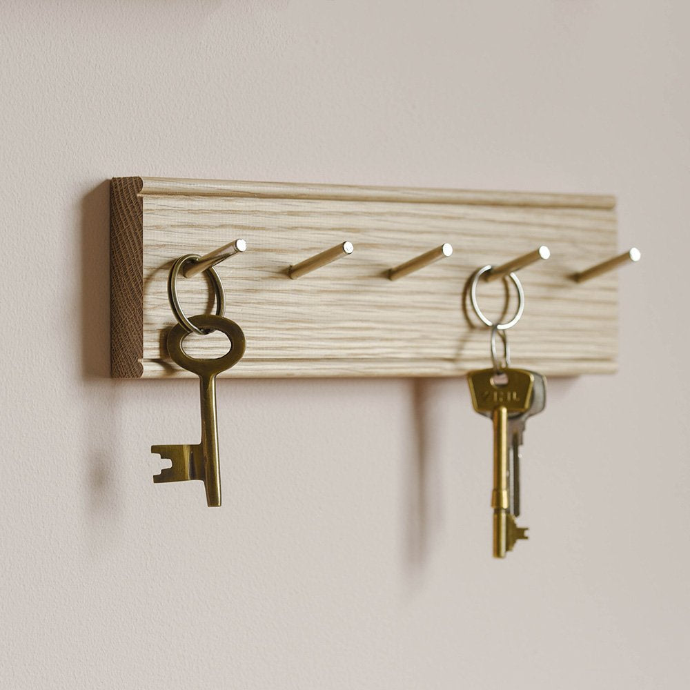 oak key rack with 5 metal keyring posts