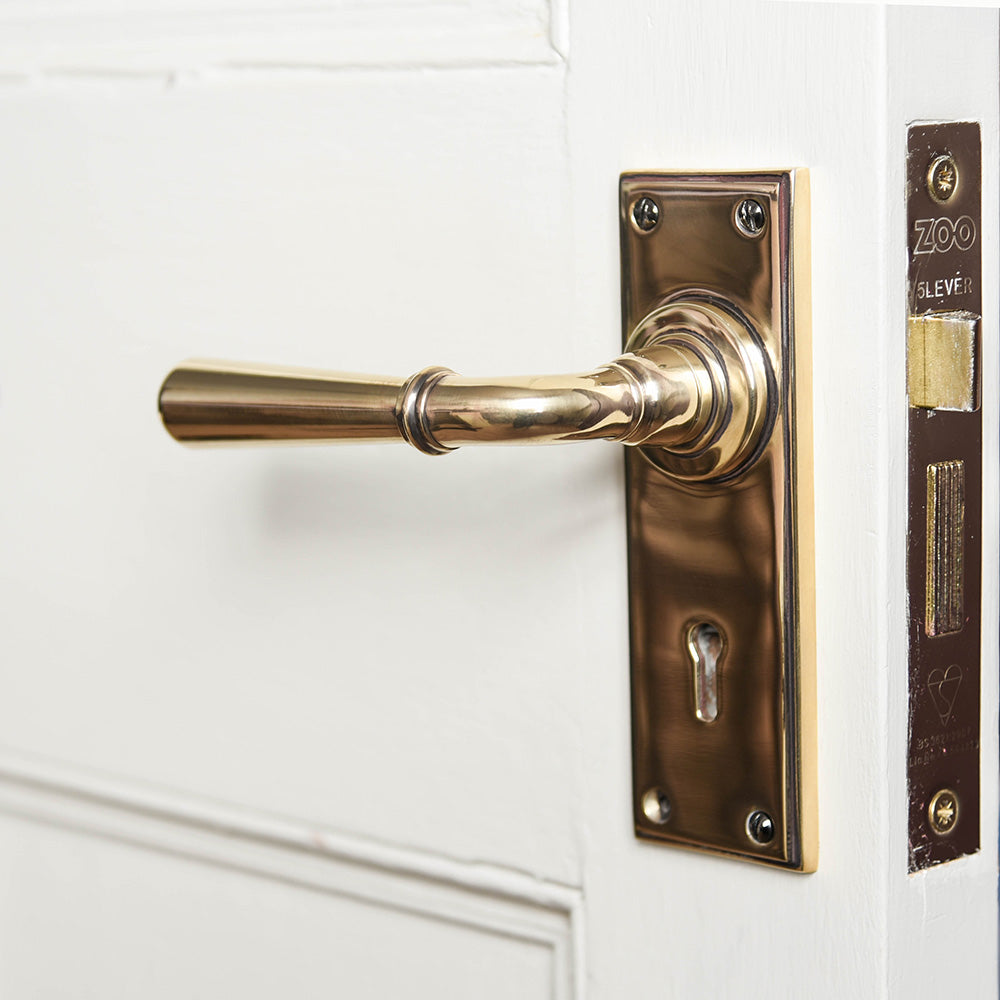 A Newbury Lever Handle with keyhole backplate fitted in to a door
