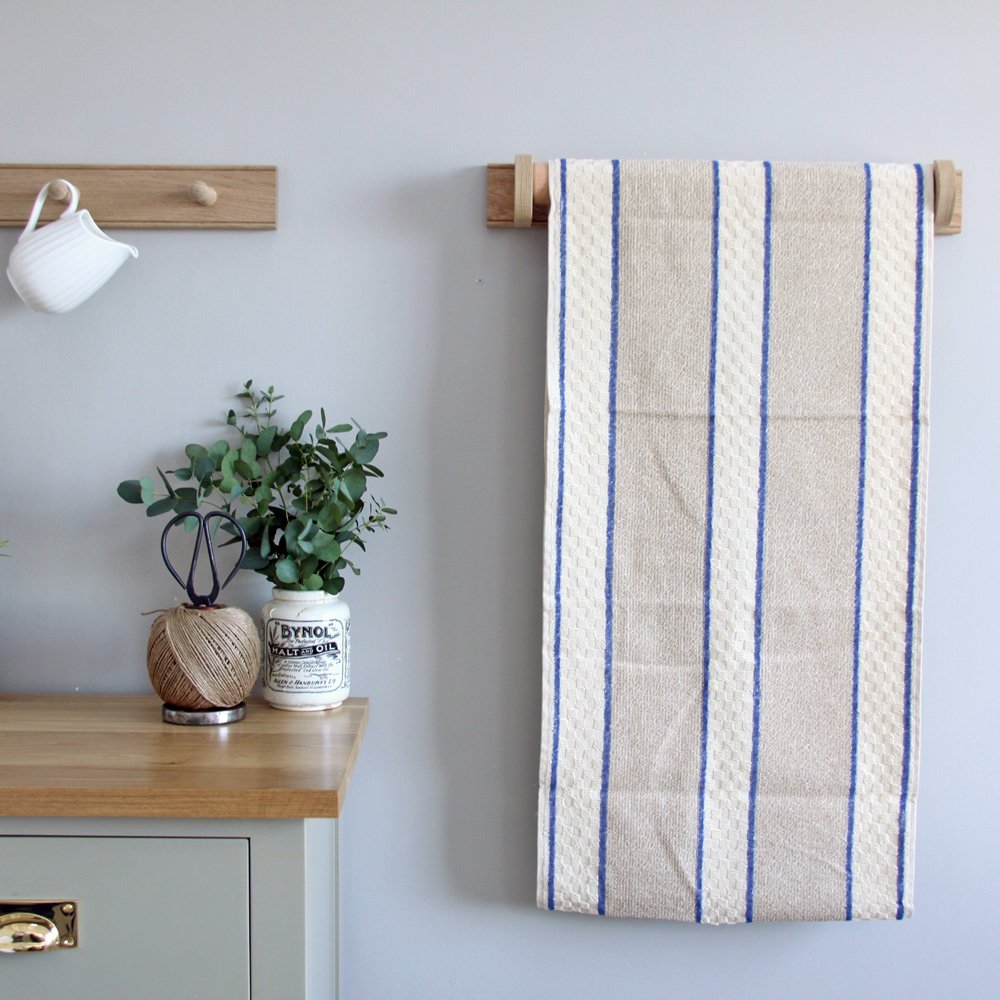 Oak roller holder with cream and blue towel