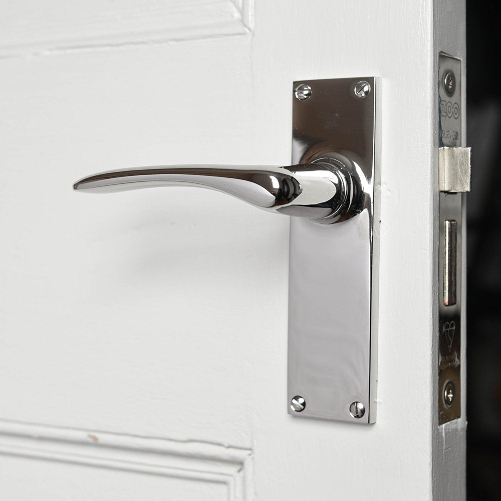 Oaken Lever Handles on Rectangular Backplate with No Keyhole in Polished Nickel