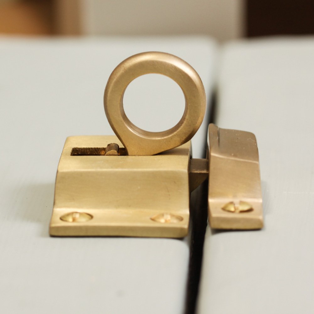 Side view of ring catch in satin brass
